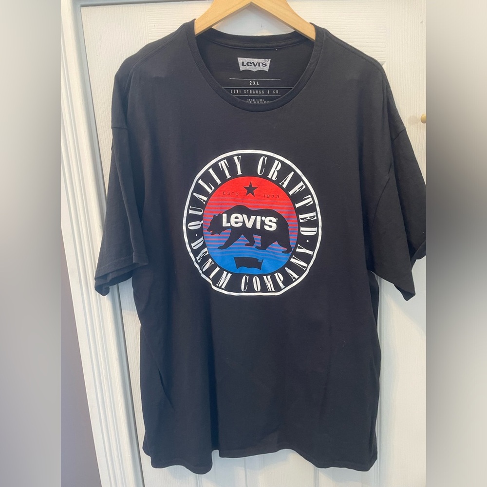 Levi’s black tee shirt
